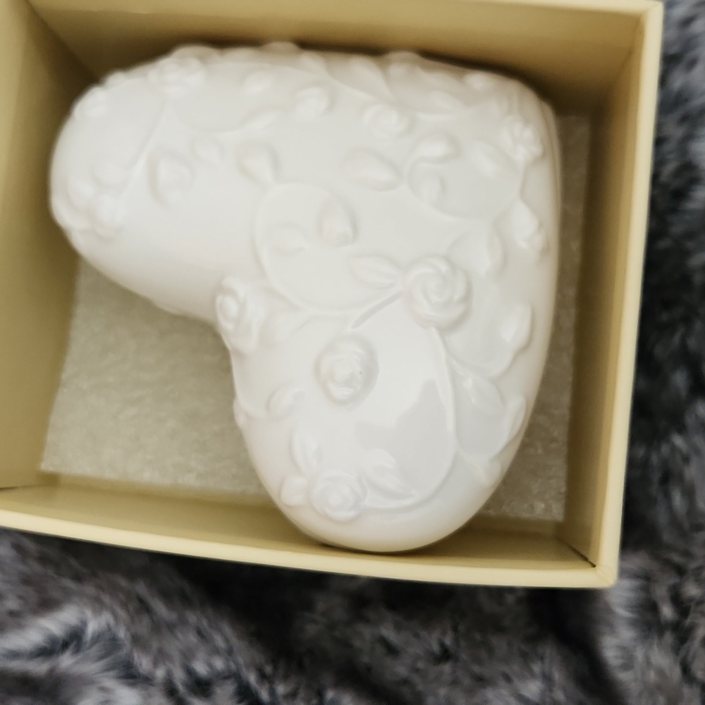 Porcelain jewelry box
